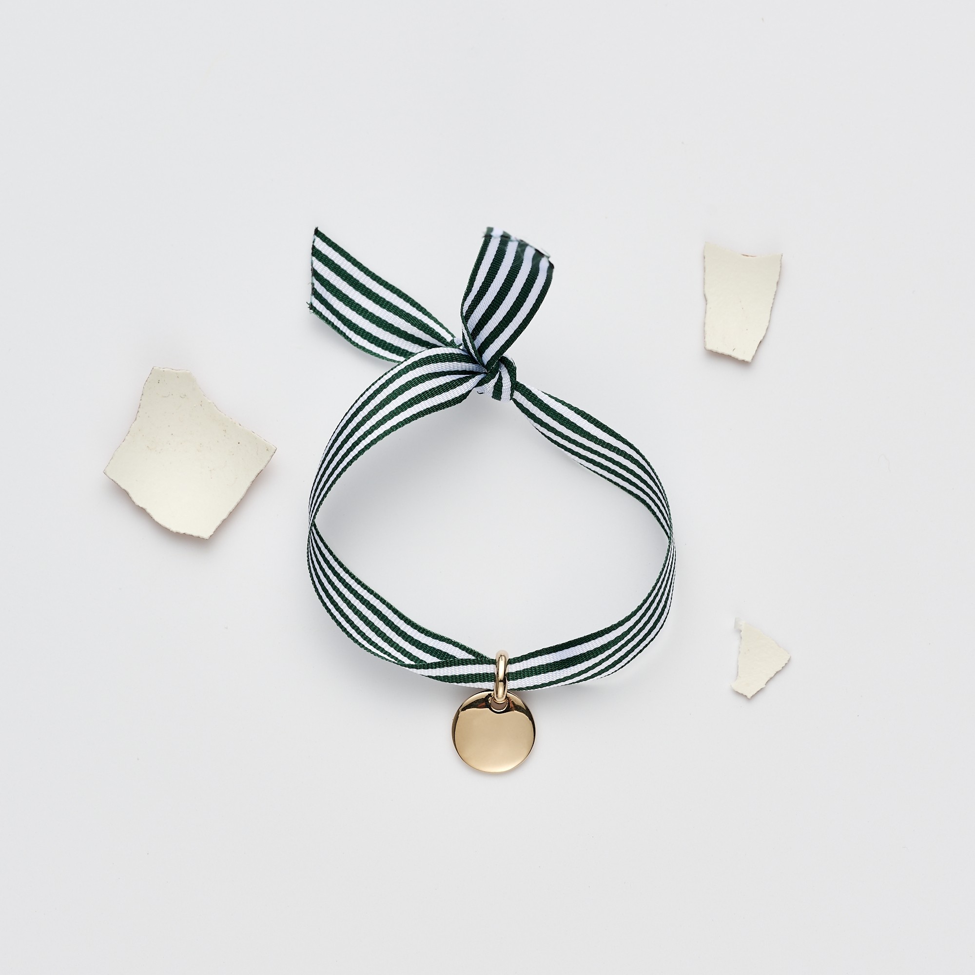 Bracelet à nouer cabane et pendentif plaqué or caché dans un oeuf de poule