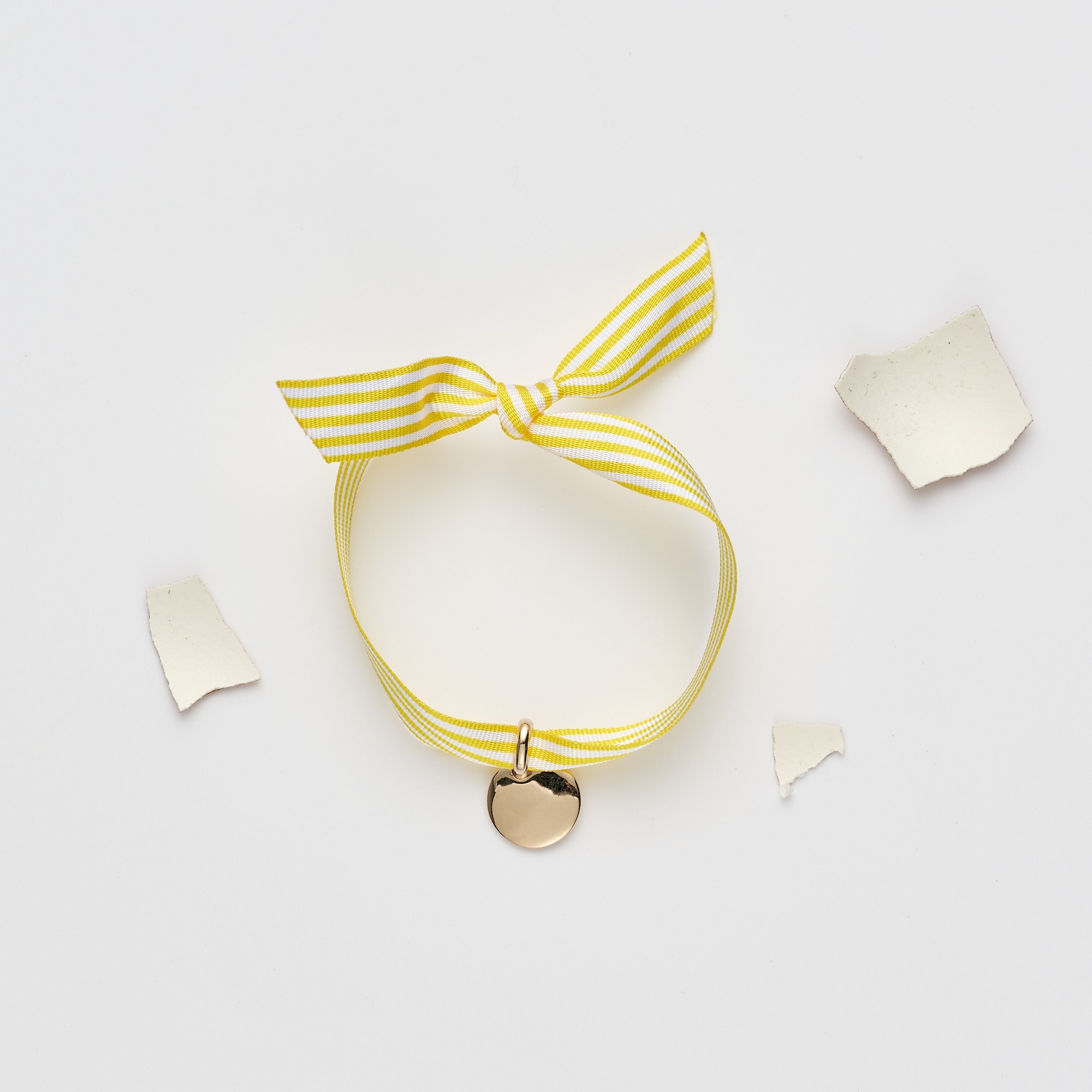 Bracelet à nouer cabane jaune caché dans un oeuf de poule l'Eggstra