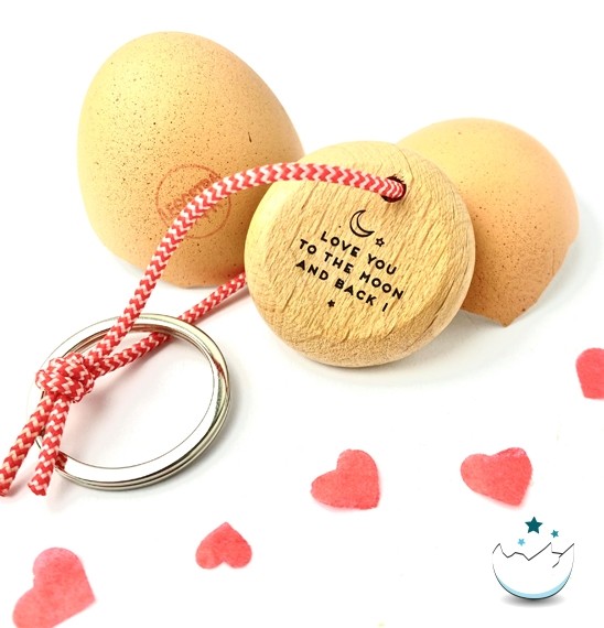 Cadeau insolite : porte clés love you to the moon and back caché dans un oeuf de poule