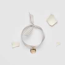 Bracelet cabane gris caché dans un oeuf de poule surprise l'eggstra