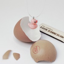 Collier canard rose caché dans un oeuf de poule cadeau insolite