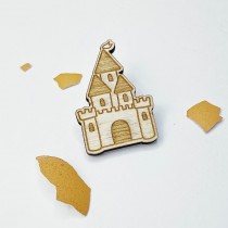 PINS CHATEAU CACHE DANS UN OEUF DE POULE