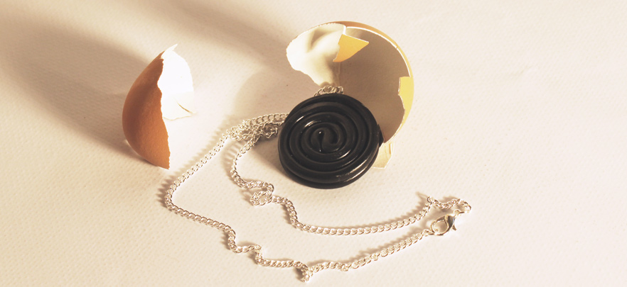 Anniversaire suprise : un collier caché dans un oeuf !